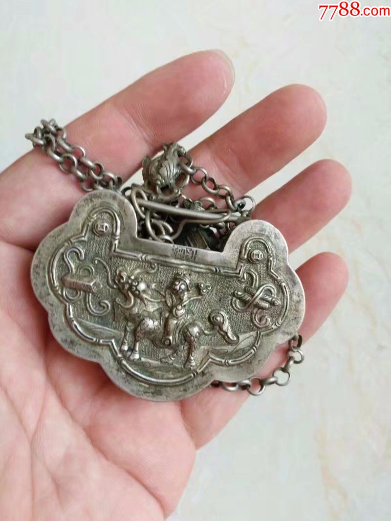 清代带工的银锁一套