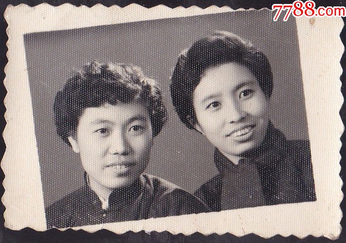 50年代烫头女子合影