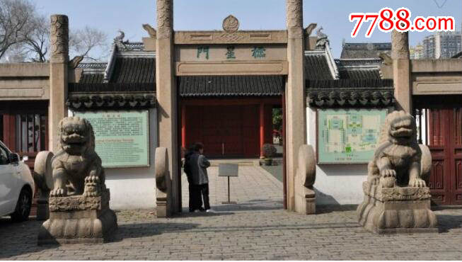 民国，上海文庙，棂星门前石狮，与今天有区别。背面有字。1946年【民国老照片】