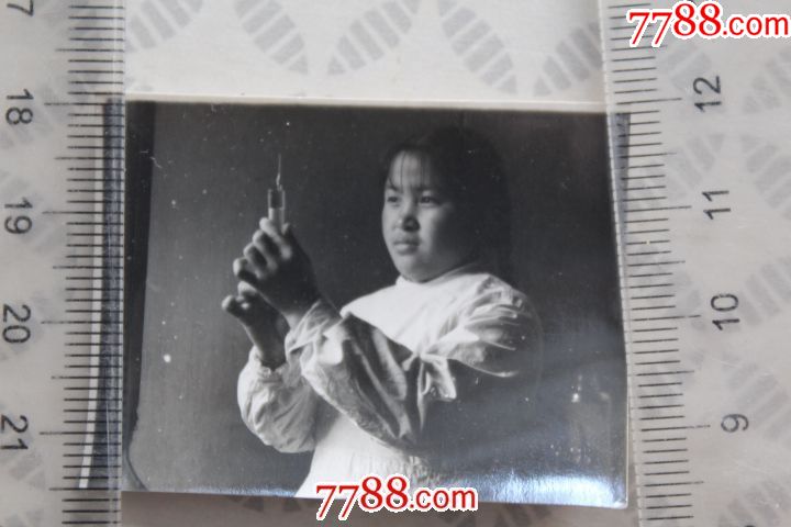 女护士-准备打针-看注*器_老照片_沈阳大东收藏【7788收藏__中国收藏