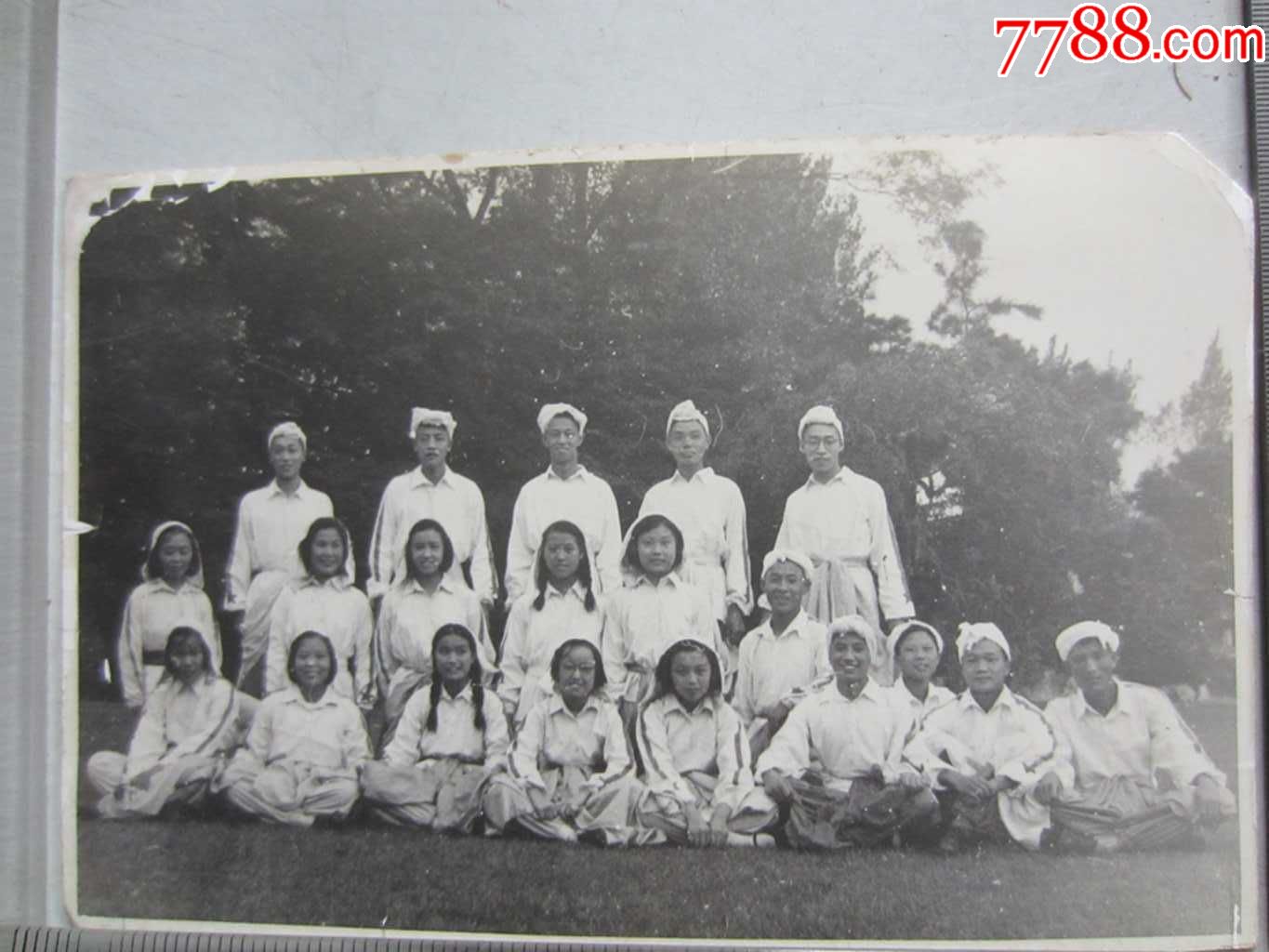 1951年上海妇联欢迎新同志参加*安工作而演出(老照片)