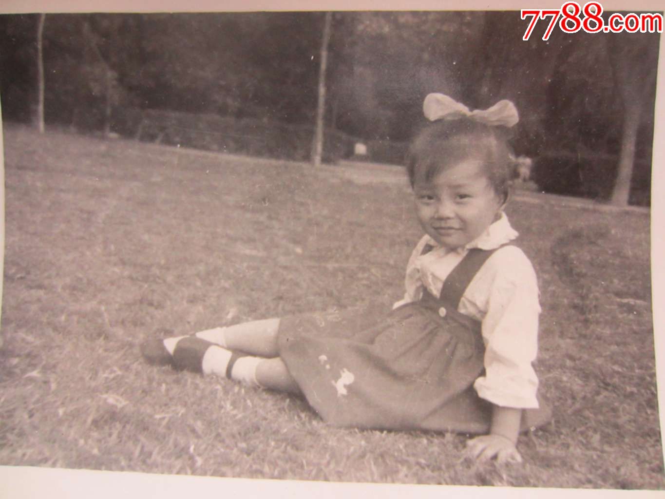 1961年上海襄阳公园小女孩坐在草坪上留影老照片