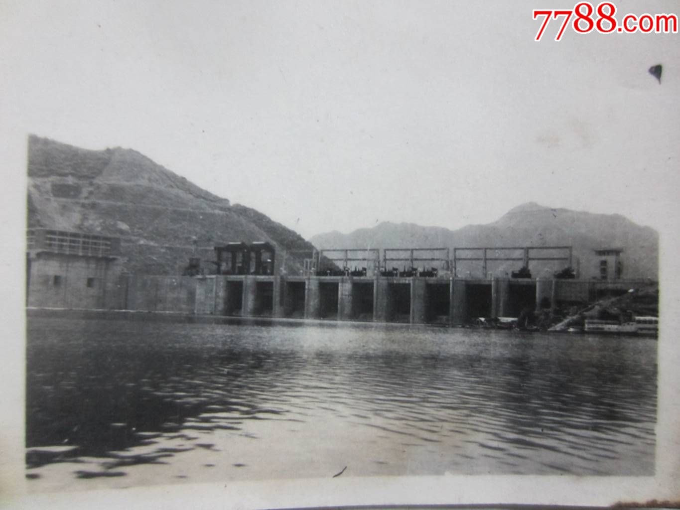 新安江水电站大坝后面上游(老照片)