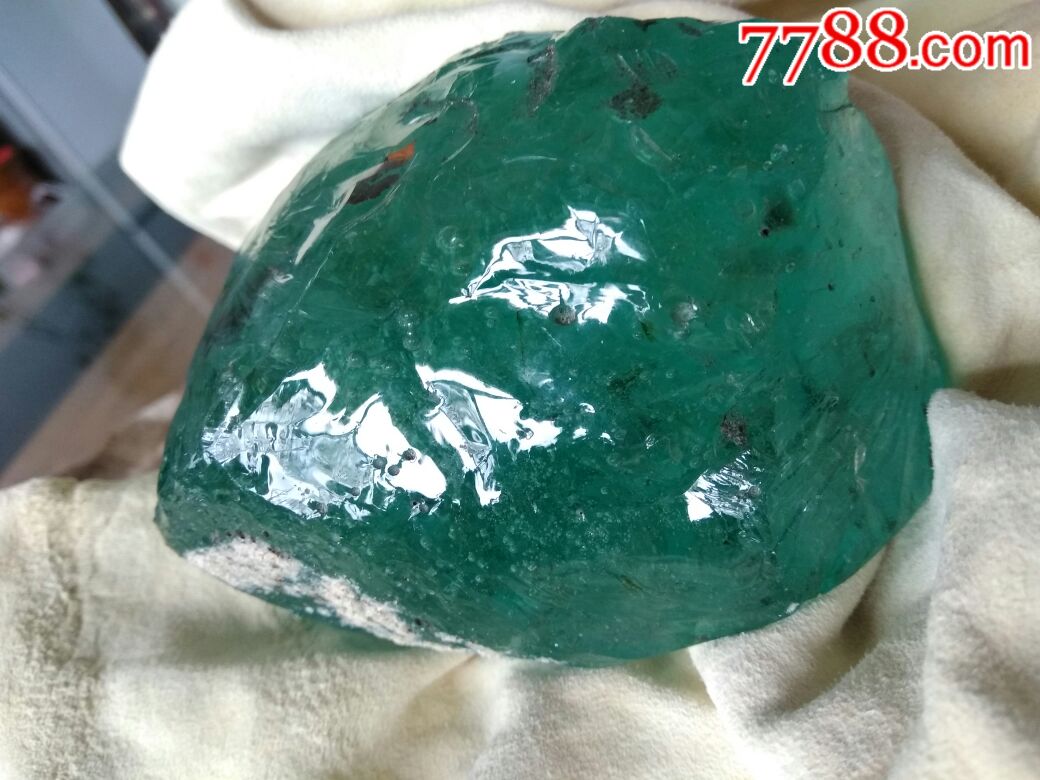 宝石级玻璃陨石
