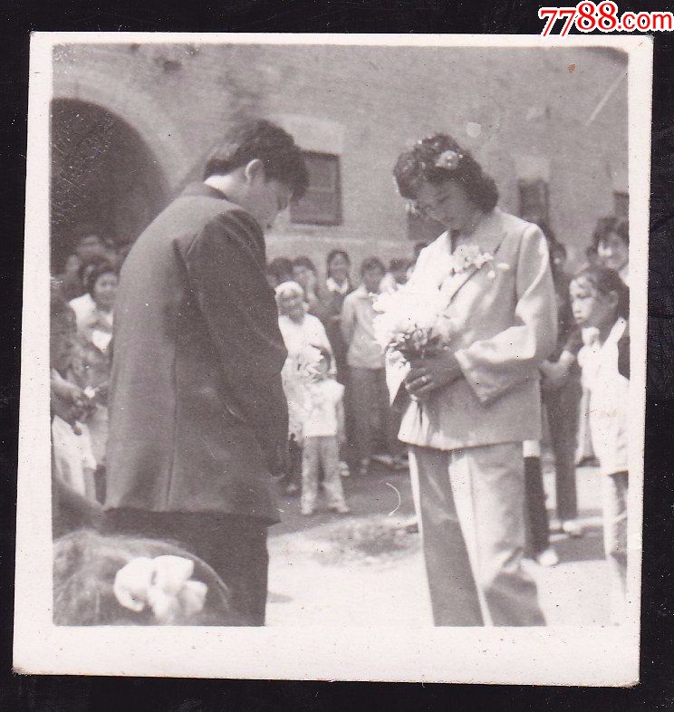70年代新娘新郎街上结婚,相互参拜,众人围观