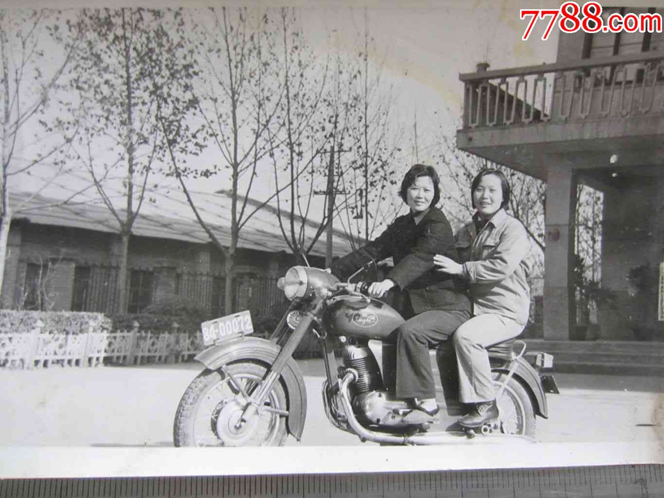 骑摩托车女子合影(老照片)