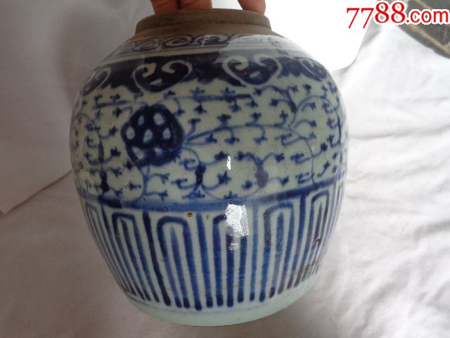 清代青花缠枝莲罐