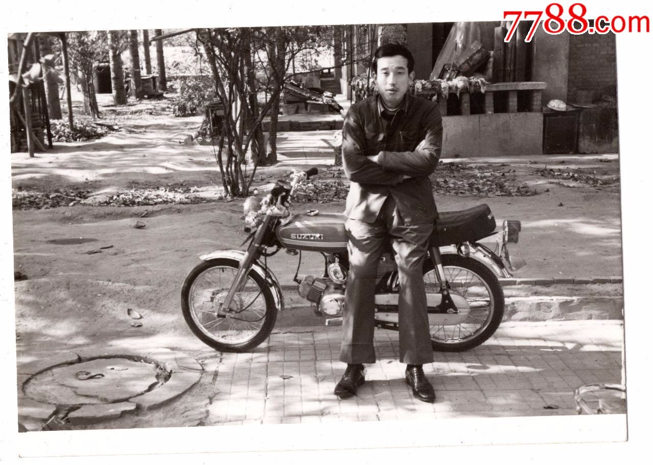 80年代老照片1张(尺寸约8.5*12厘米)