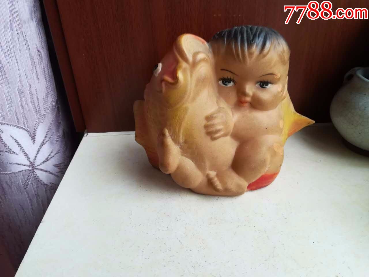 怀旧经典收藏文革娃娃抱鱼造型老胶皮玩具