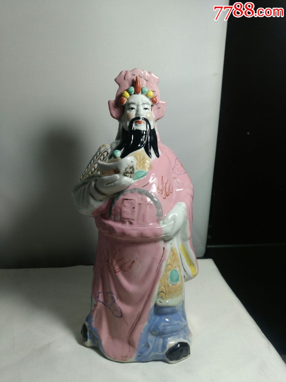 别人丢弃的财神关公瓷像可以拿回家供奉吗 ?或