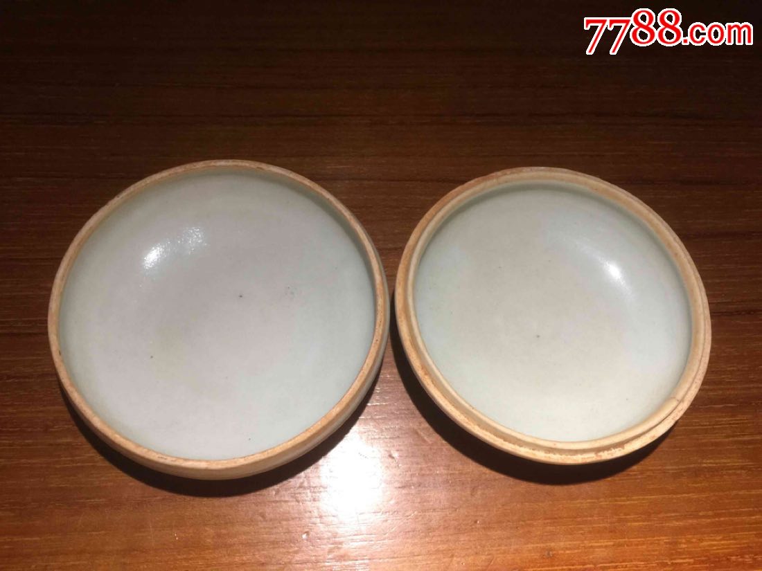 小器:晚清暗花湖田窑影青印泥盒,直径约8厘米,手