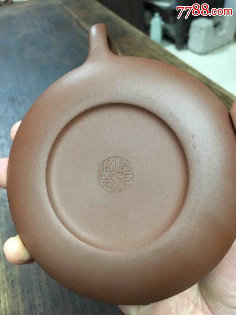 90年代后期的宜兴紫砂工艺美术师(虞伟萍制)的200cc扁石瓢壶