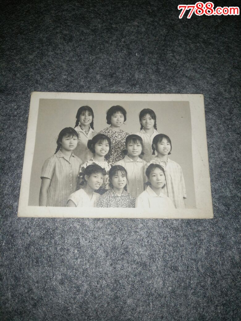 文革时期(1972年)初中毕业女生合影老照片