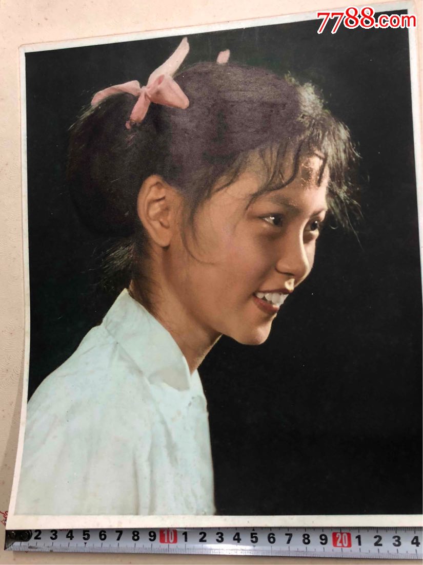 小女孩正侧面大幅上色彩照
