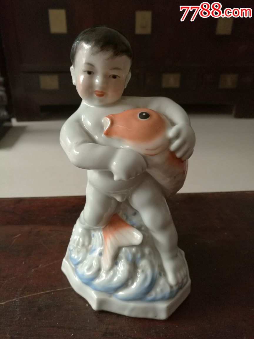 怀旧五十年代小男孩抱鱼瓷像