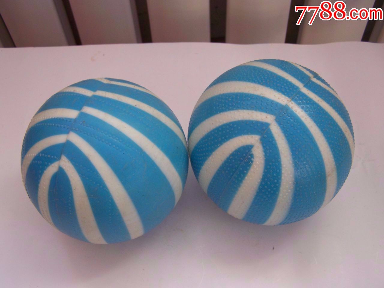 老玩具,蓝色塑料玩具球两个(蓝色少见),点图可放大