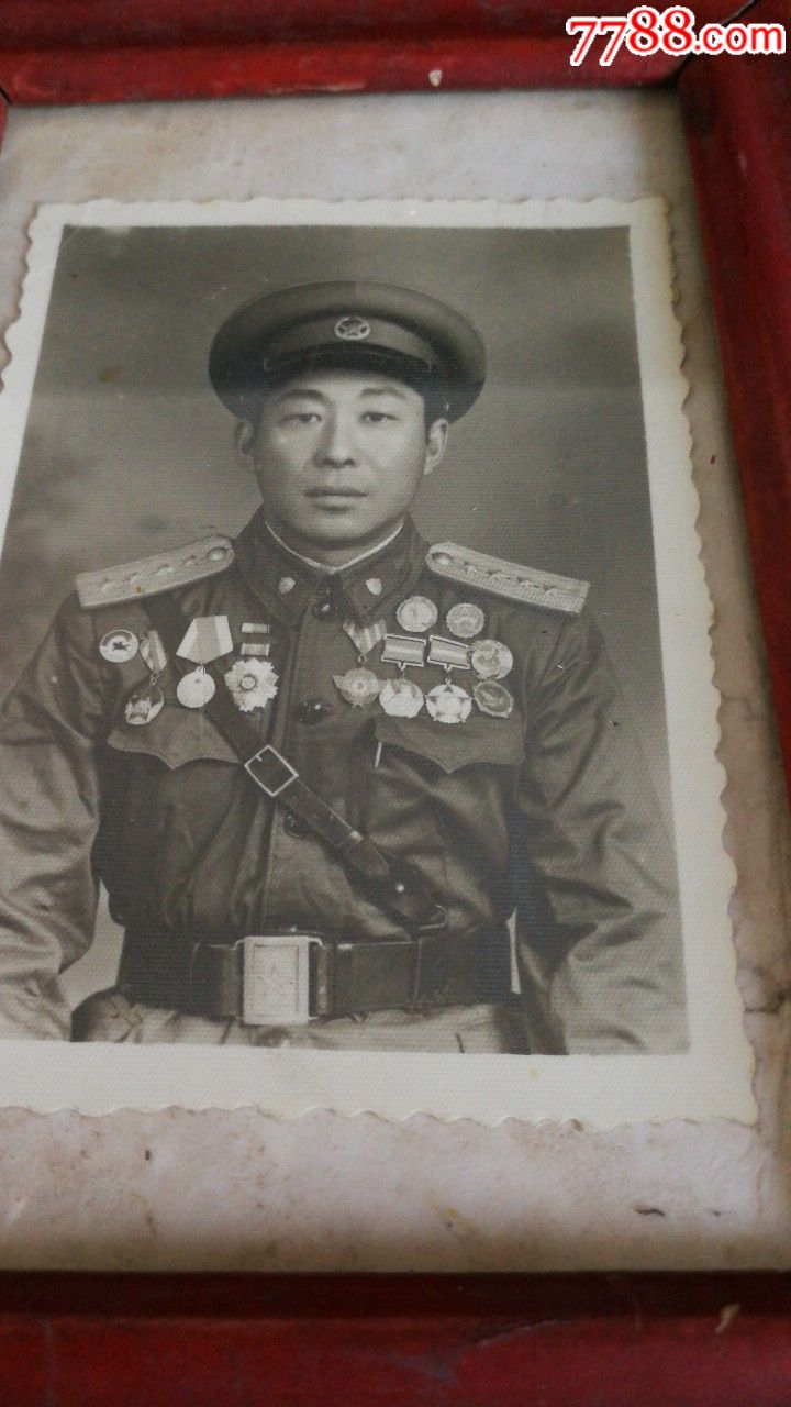 55年授衔时期大尉老照片,有多枚军功章