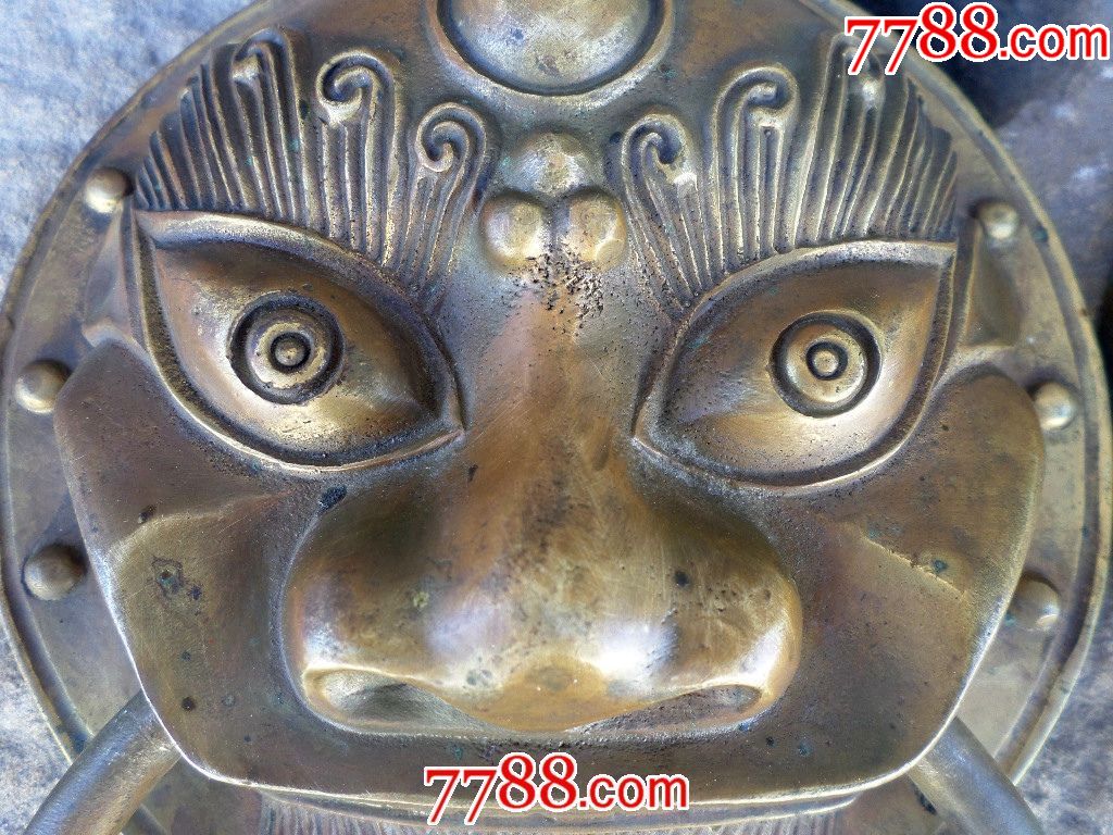 年代未细考;一对老木门黄铜兽面铺首-拉手环。铸造铜工艺,尺寸大,包浆厚实;整体精致完美。老铜器爱好收藏,装饰,挂摆使用。直径200mm厚度60mm;大圆环料直径12mm;大园直径170mm;重量1.8公斤。