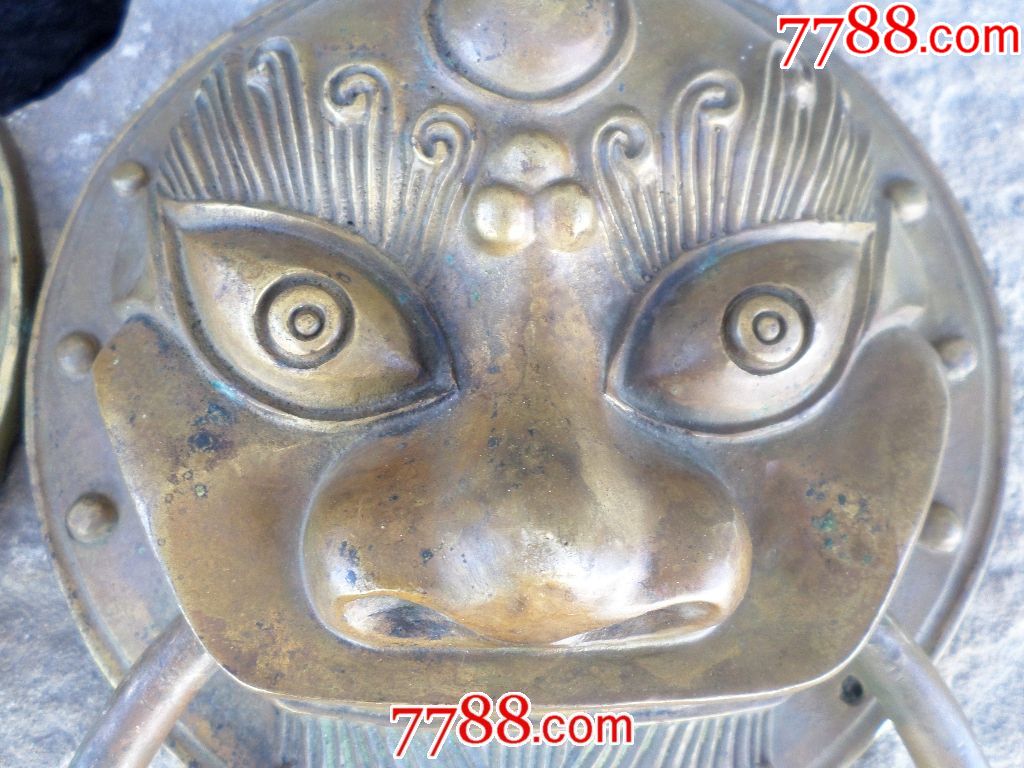 年代未细考;一对老木门黄铜兽面铺首-拉手环。铸造铜工艺,尺寸大,包浆厚实;整体精致完美。老铜器爱好收藏,装饰,挂摆使用。直径200mm厚度60mm;大圆环料直径12mm;大园直径170mm;重量1.8公斤。
