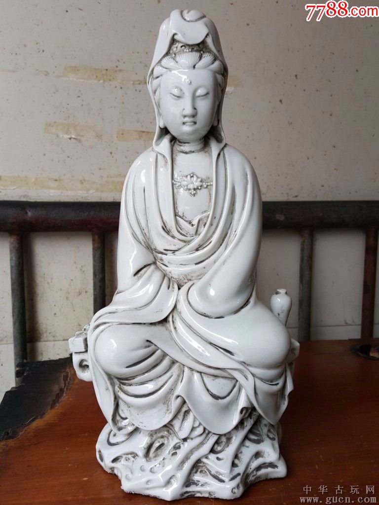 德化瓷坐岩观音