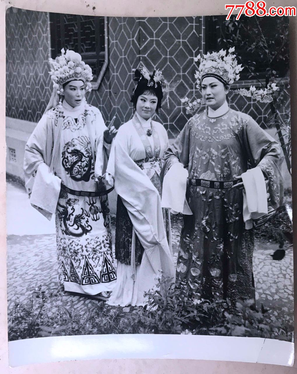 早期著名越剧演员王文娟与金美芳在排戏老照片