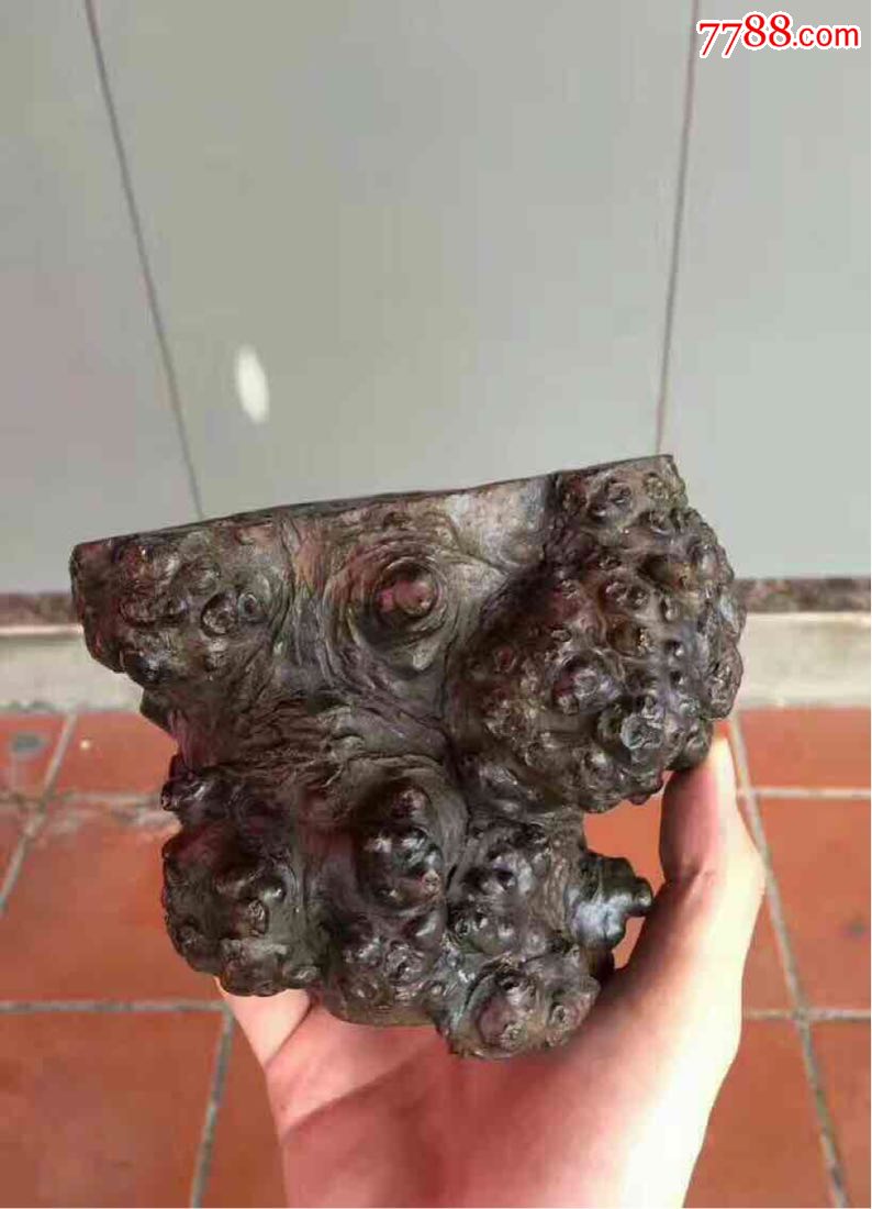 清代树瘤笔筒,形非常漂亮,高11厘米