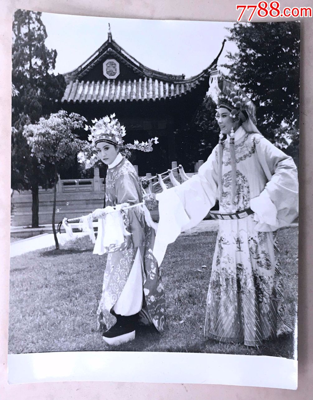 早期著名越剧演员王文娟与金美芳在排戏老照片