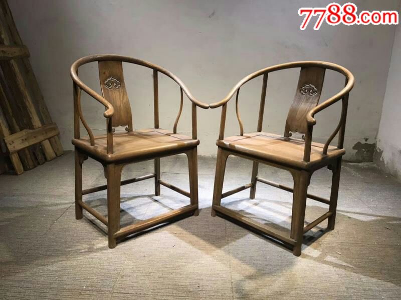 明式圈椅一对材质榆木高98宽65深45.用料上乘,纹路漂亮.全品.牢固
