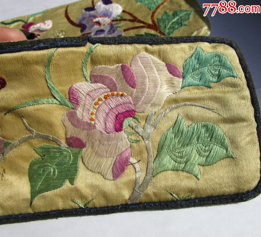 包老包真一对清代缎面花鸟刺绣绣片