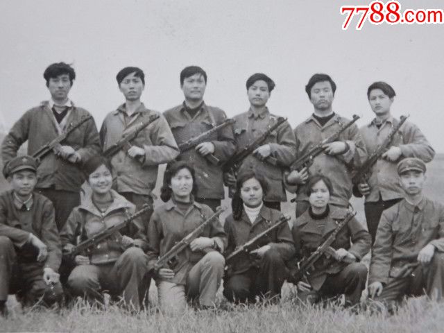 70年代民兵合影照片(手握钢枪)