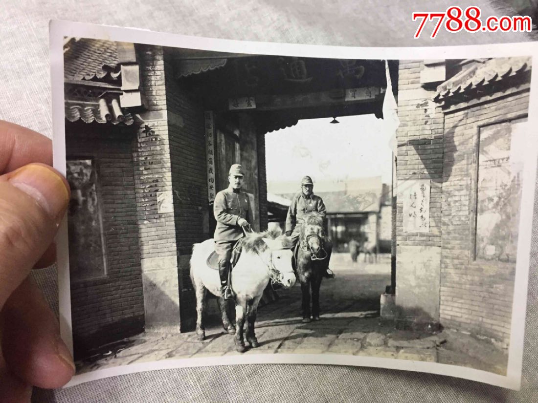 日本侵略中国山东时期鬼子骑马在胶诸线周村万