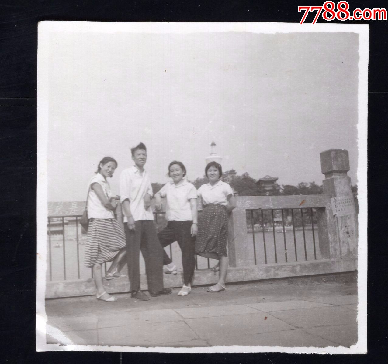 7.80年代美女老照片1张(尺寸约6*6.厘米)