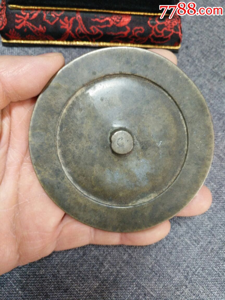 明代素面铜镜.径8.8厘米,厚0.8厘米.全品.