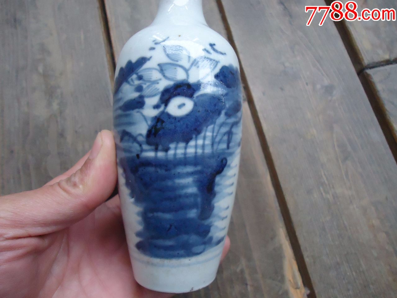 清中期荷花纹青花柳叶瓶图片