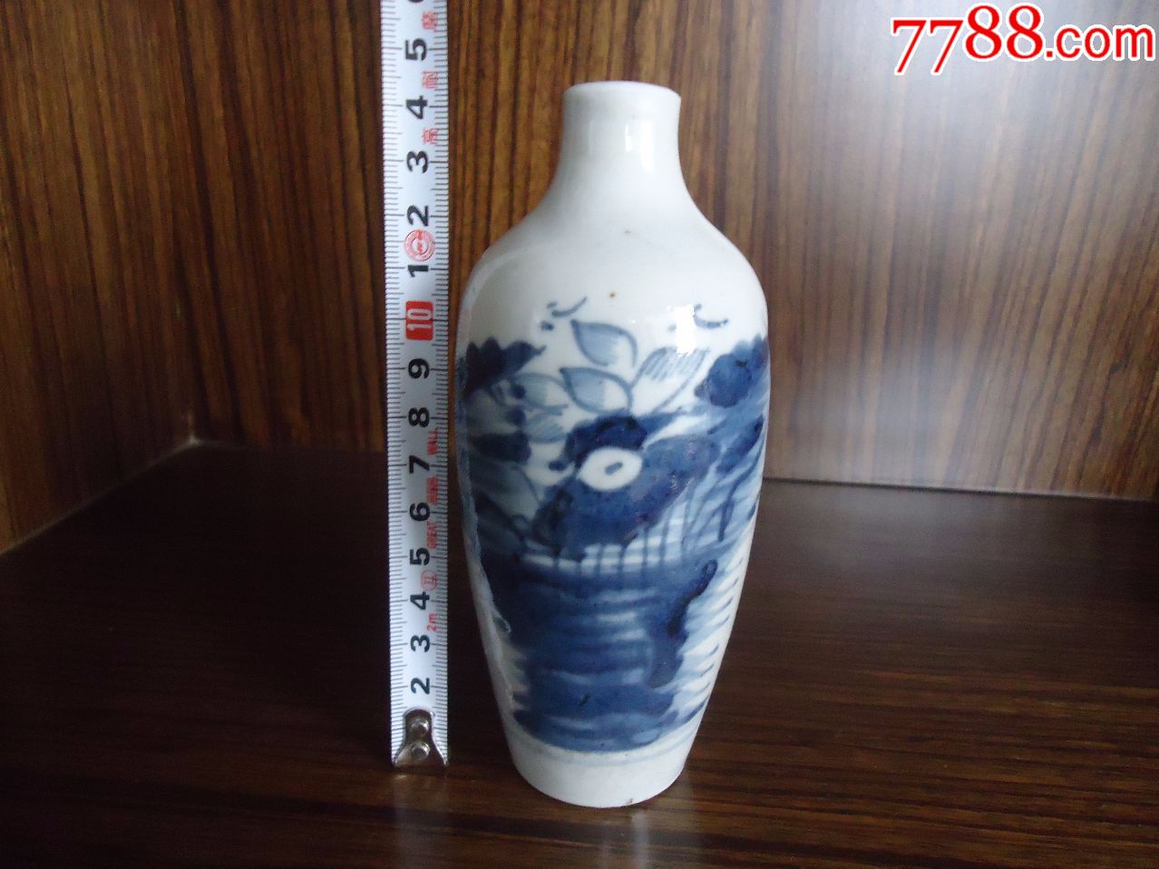 清中期荷花纹青花柳叶瓶图片