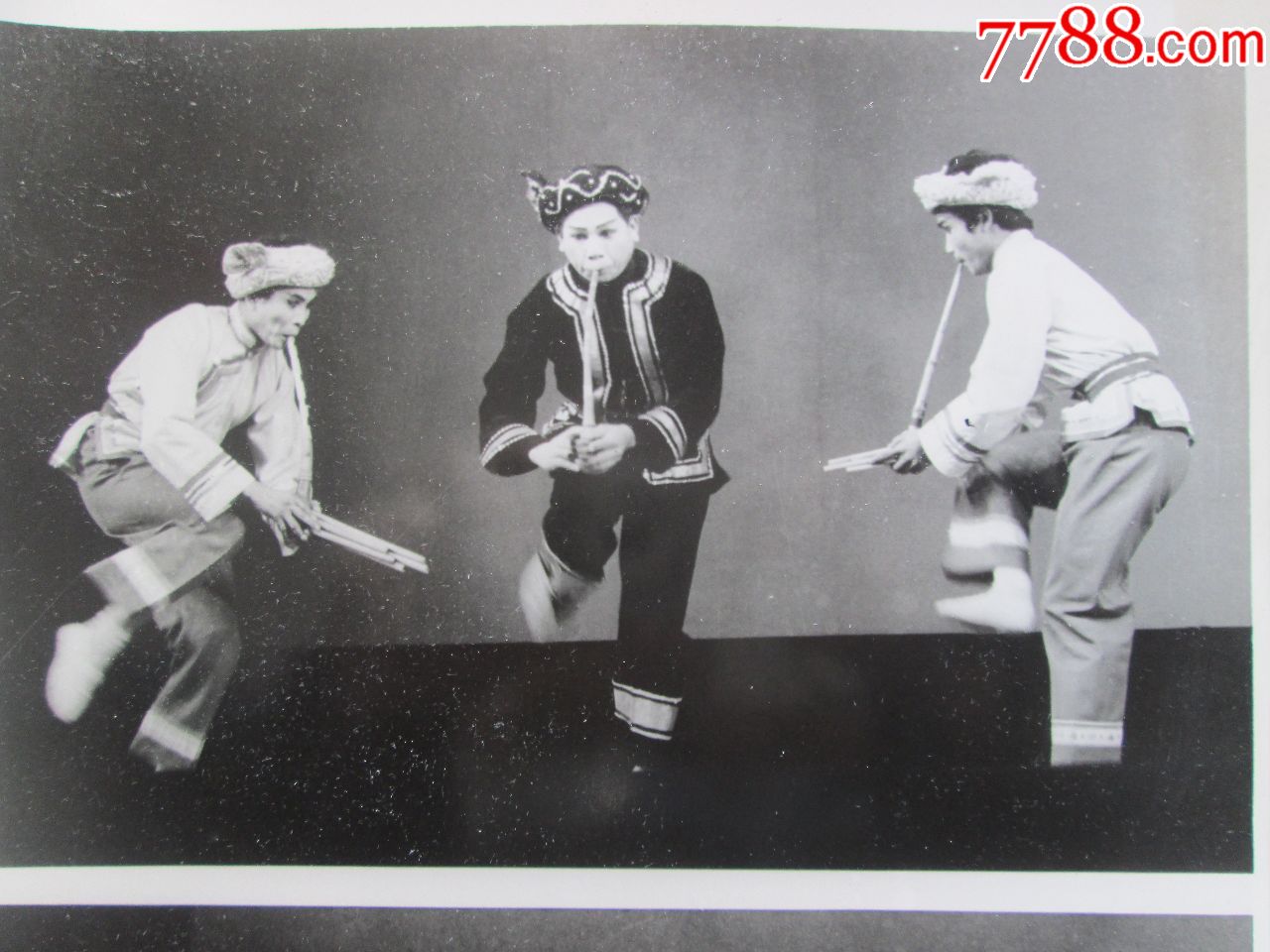 上图:拉祜族舞蹈《斑鸠拣谷子》下图:傈僳族舞蹈《跳蹢脚》,老照片