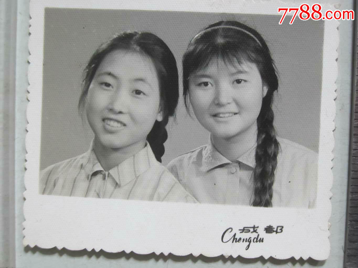 1974年,成都.长辫子女子合影(老照片)