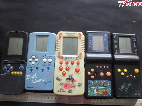 上世纪80-90年代掌上游戏机一组5台配件.