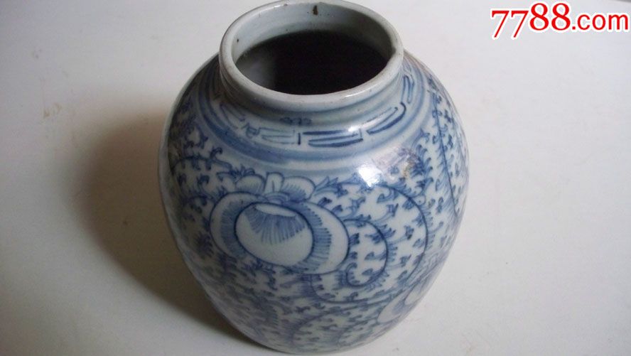 清代嘉庆年代出品"缠枝莲"青花瓷罐