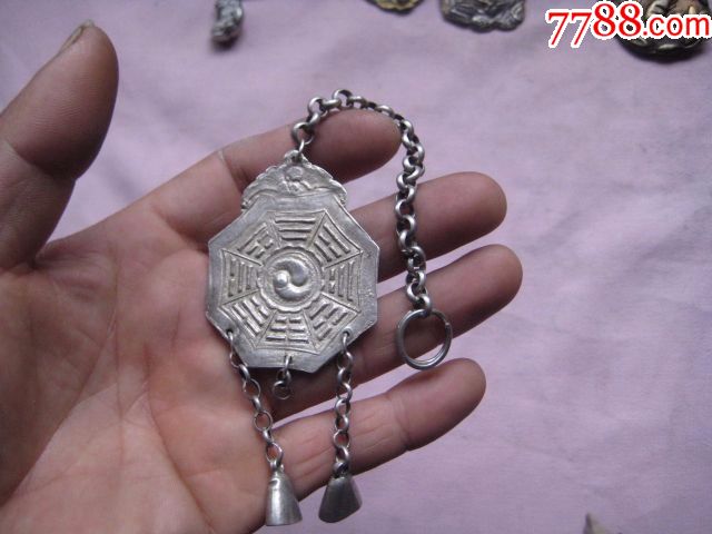 一枚漂亮厚重的双面雕刻蝙蝠八卦图案的八角形银挂牌