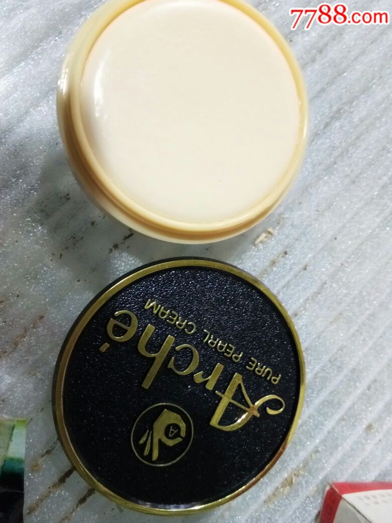 出售70年代产雅倩化妆品