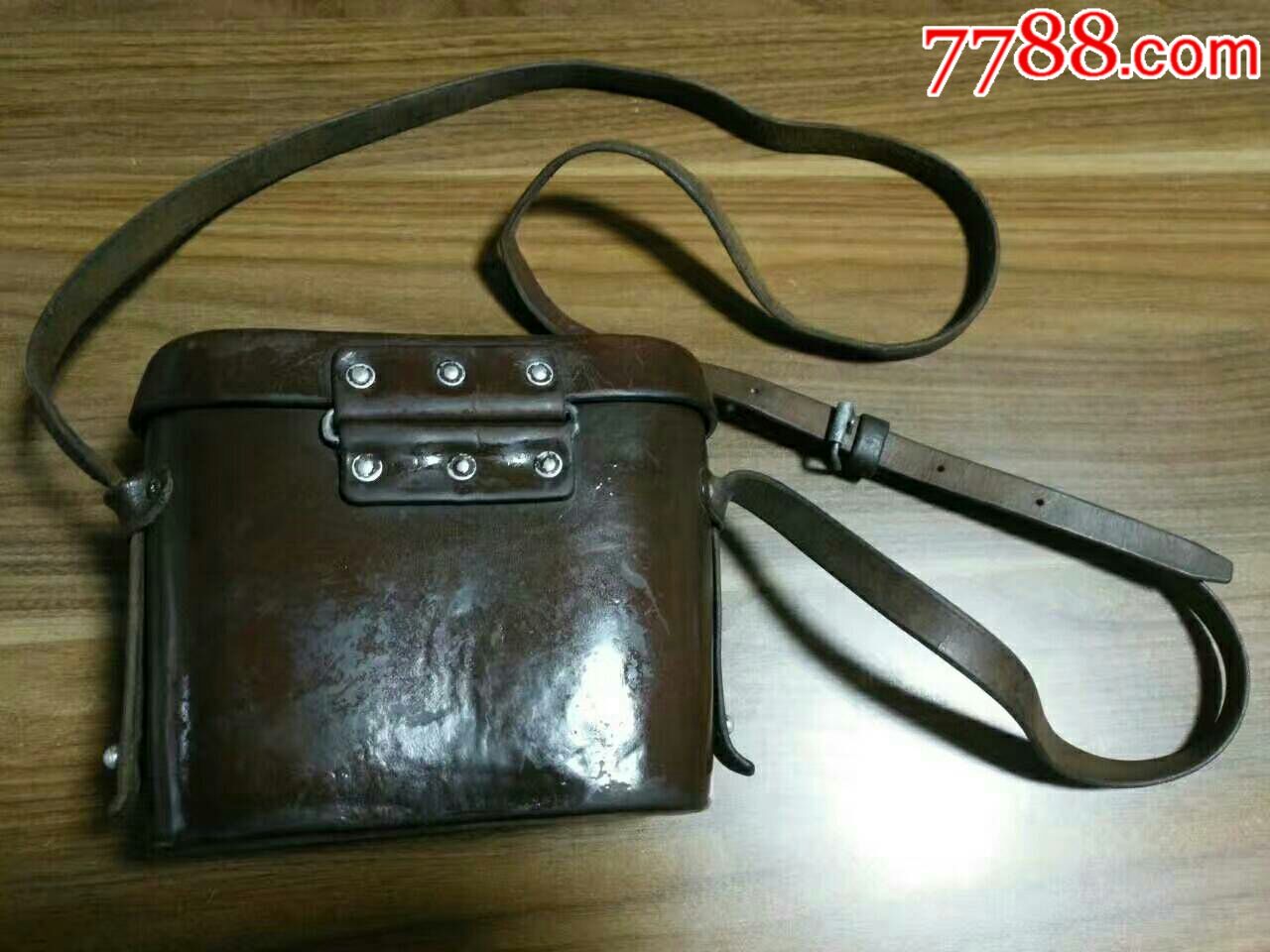 5-60年代老军品一件,全皮缝合,铝钉铆接,内衬厚实,做工精细,保存完整.