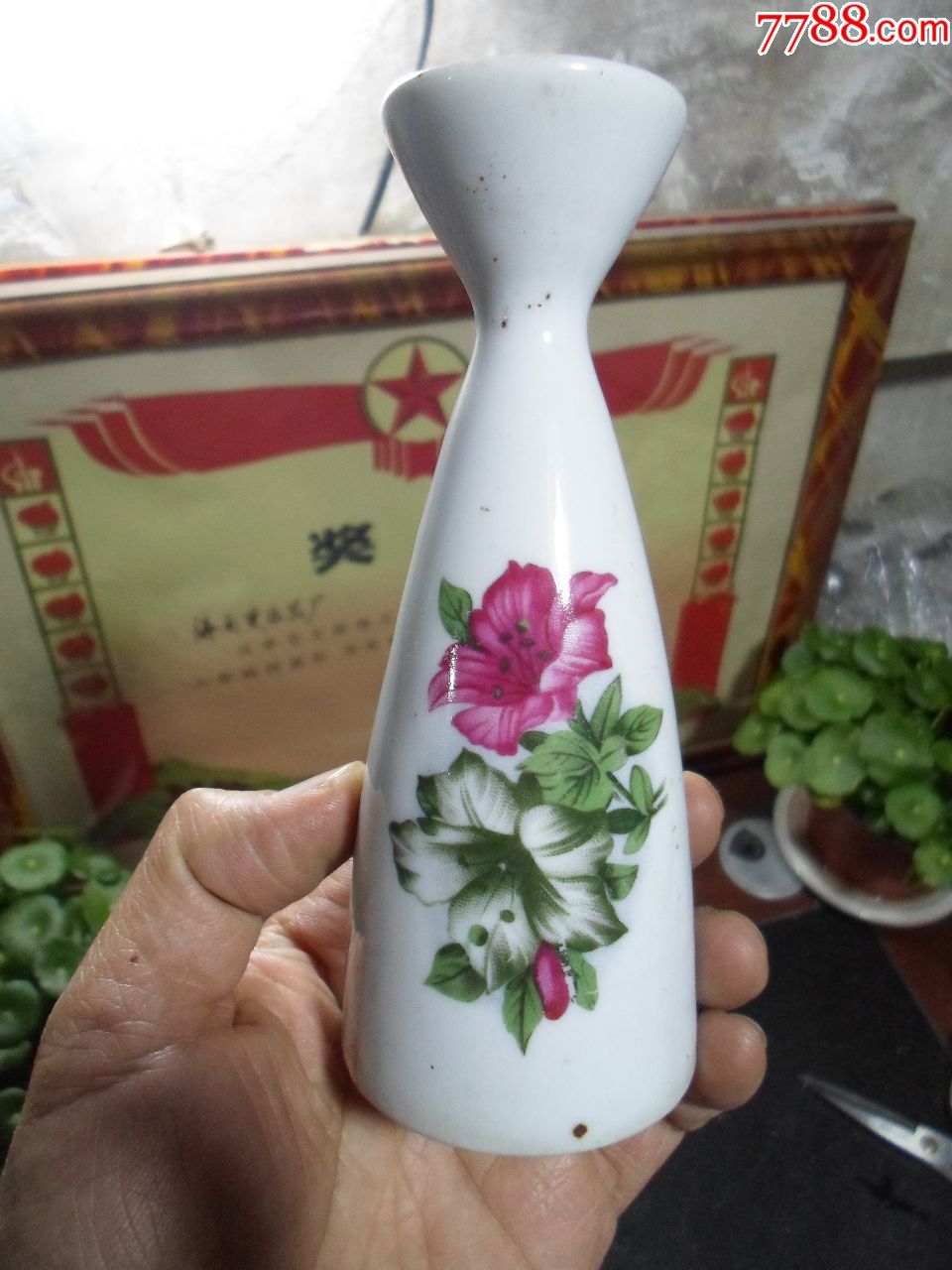 六七十年代产全品红绿花卉小酒壶