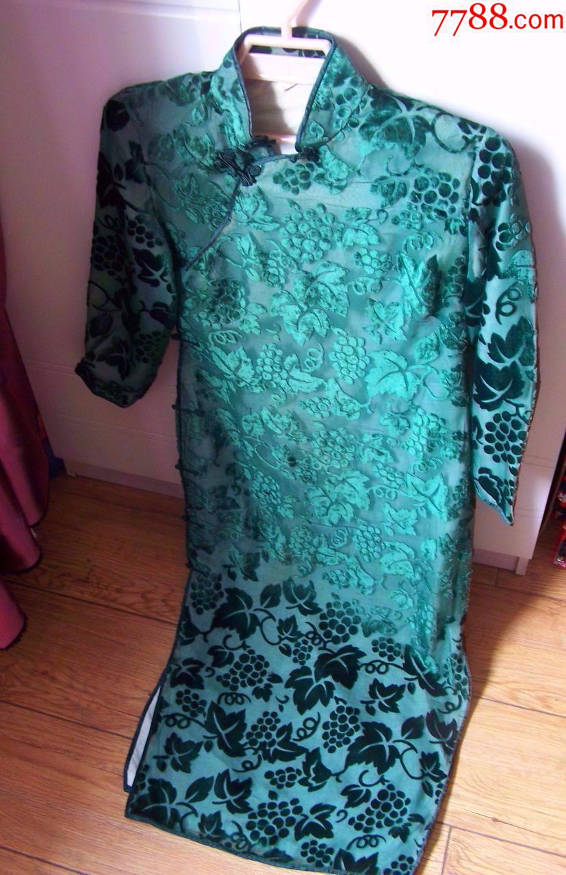 老式旗袍,很漂亮,全是葡萄,老货,具体年代还需自己看,完好,保存好,点