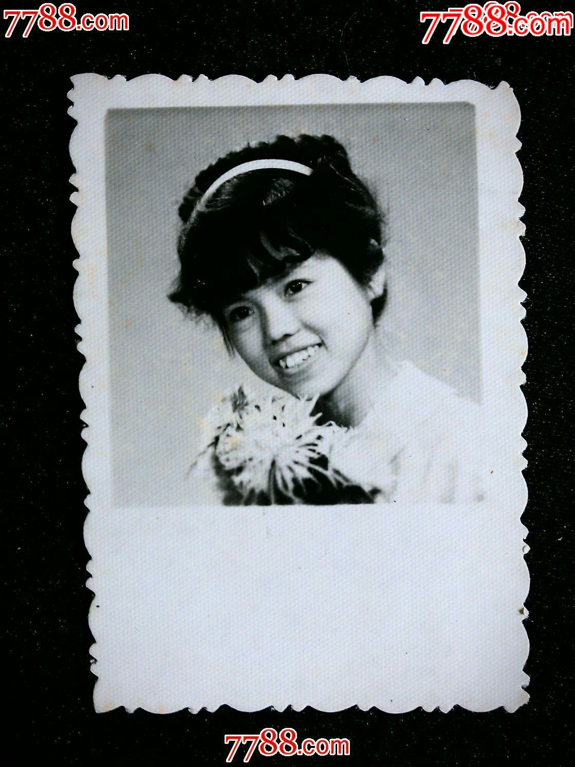 n八十年代老照片生爱美小姑娘尺寸55x40公分