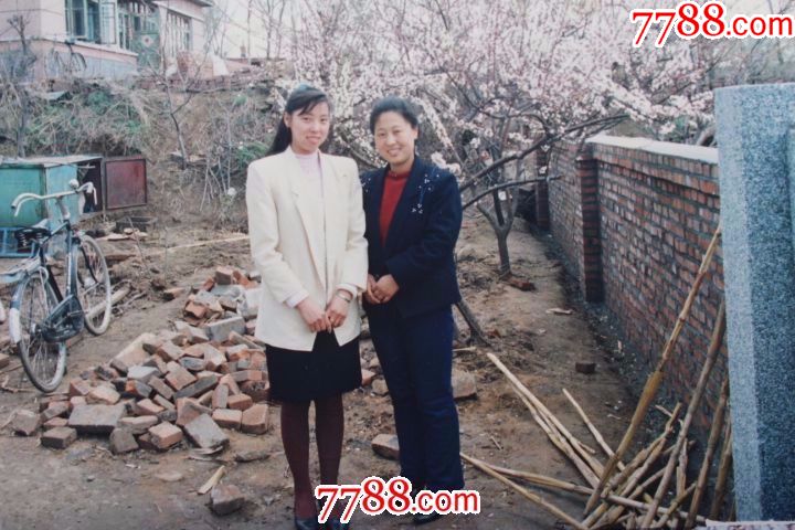 九十年代-农家小院-美女-盛开的桃花-自行车_老照片