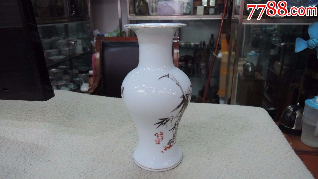 七十年代西沙群岛保卫战纪念瓷瓶