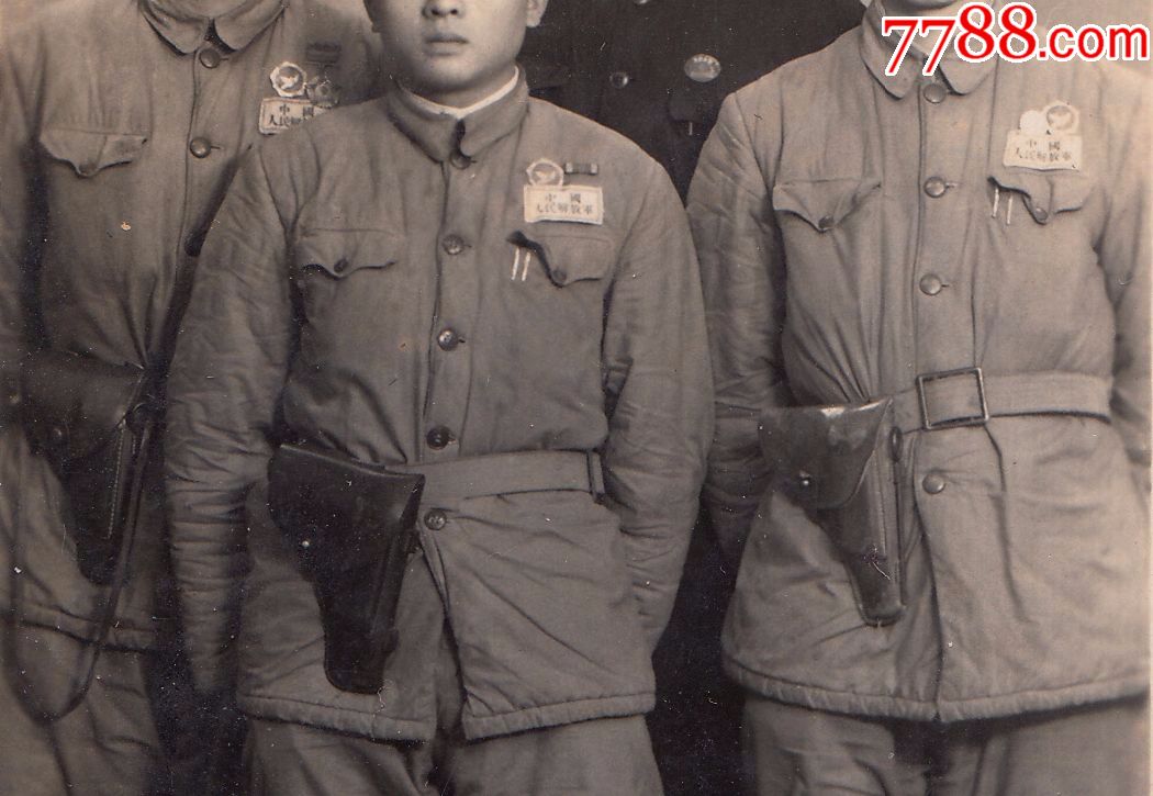 1955年,几位挎枪的军人于山城重庆合影老照片