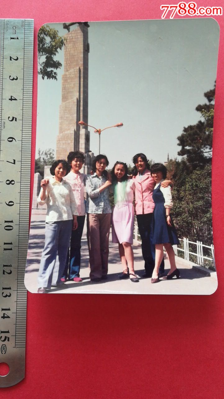 【80年代长春美女】(请根据服饰背景断代)