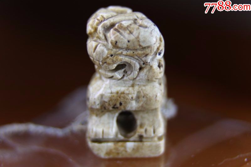明代和田火烧玉狮子